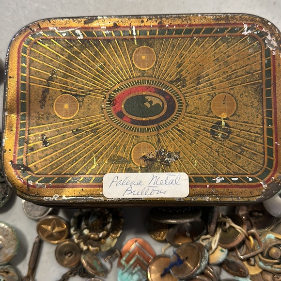 Very Old Patina Metal Buttons - Picture 5 of 8